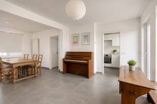 Ontdek deze charmante en goed onderhouden gezinswoning, ideaal gelegen aan de Hollestraat 4 te Opwijk. Dankzij de rustige, residentiële ligging geniet u hier van een aangename woonomgeving, terwijl winkels, scholen, openbaar vervoer en het centrum van Opwijk zich op korte afstand bevinden. Bovendien zorgen de vlotte verbindingen naar Asse, Aalst, Merchtem en de Brusselse Ring voor een uitstekende bereikbaarheid.<br /><br />Deze woning werd gerenoveerd in 2016 en biedt een comfortabele indeling met tal van mogelijkheden voor gezinnen die op zoek zijn naar ruimte en praktisch wooncomfort.<br /><br />Via de inkomhal, voorzien van een afzonderlijk gastentoilet, komt u in de gezellige leefruimte die geniet van veel natuurlijk licht. Aansluitend bevindt zich de keuken, die rechtstreeks verbonden is met de veranda. Vanuit de veranda heeft u toegang tot het terras, waar u in alle rust kunt genieten van het buitenleven.<br /><br />Op de eerste verdieping bevinden zich drie volwaardige slaapkamers en een badkamer. Via de nachthal bereikt u bovendien, via een zolderluik, de zolderverdieping. Deze biedt de mogelijkheid om ingericht te worden als extra slaapkamer, hobbyruimte, bureau of speelkamer.<br /><br />Een absolute meerwaarde is de zeer ruime kelder, die perfect dienst doet als wasplaats, voorraadruimte of extra berging.<br /><br />Buiten beschikt de woning over een ruime oprit met voldoende parkeergelegenheid. Daarnaast is er een garage van maar liefst 23 m², die zich niet alleen uitstekend leent voor het stallen van een wagen, maar eveneens perfect kan ingericht worden als hobbyruimte, werkatelier of extra opslagplaats.<br /><br />Dankzij de renovatie in 2016, de ruime indeling en de gunstige ligging vormt deze woning de ideale thuisbasis voor gezinnen die op zoek zijn naar een instapklare woning met uitbreidingsmogelijkheden.<br /><br />De woning is momenteel verhuurd.<br /><br />Bent u op zoek naar een instapklare gezinswoning met veel ruimte, een rustige ligging en tal van mogelijkheden? Dan is deze woning absoluut een bezoek waard.<br /><br />📞 Contacteer ons vandaag nog voor meer informatie of een bezoek ter plaatse.<br /><br />📧 nils.deblock@weinvest.be<br />📱 0497 248 251<br /><br />Stedenbouwkundige inlichtingen in aanvraag.