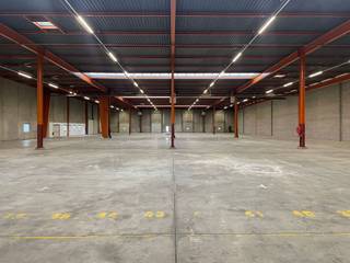 Discover this strategically located 3,400 sqm logistics space along Leuvensesteenweg in Zaventem. With a clear height of 7 metres, the building...