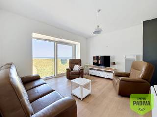 Geniet van wonen aan zee in dit gezellige en volledig gemeubelde 2-slaapkamerappartement met prachtig frontaal zeezicht, ideaal gelegen op wandelafstand van het Casino van Middelkerke. Vanuit de lichtrijke leefruimte en het ruime terras geniet u elke dag van een adembenemend uitzicht op de Noordzee.<br /><br />Het appartement heeft volgende indeling; lichtrijke leefruimte - frontaal zeezicht - terras - keuken met vaatwas, kookfornuis, combi toestel, wasbak,.. - nachthal - apart toilet - slaapkamer 1 - badkamer met douche en lavabo - slaapkamer 2 met op maat gemaakt stapelbed. Er is een lift aanwezig in het gebouw.<br /><br />Dankzij de uitstekende ligging bevinden winkels, restaurants, openbaar vervoer, de zeedijk en het strand zich op slechts enkele stappen afstand.<br /><br />Dit instapklare appartement is perfect als vaste woonst, tweede verblijf of voor wie op zoek is naar een rustige woonomgeving aan de Belgische kust met alle voorzieningen binnen handbereik.<br /><br />Troeven:<br /><br />-Frontaal zeezicht<br />-Volledig gemeubeld<br />-2 slaapkamers<br />-Terras met uitzicht op zee<br />-Op wandelafstand van Casino Middelkerke<br />-Dicht bij winkels, horeca en openbaar vervoer<br />-Instapklaar appartement aan de Belgische kust<br /><br />Huurprijs: €900,00/maand<br />Gem. kosten (provisie): €75,00/maand<br />Beschikbaar: in onderling overleg<br /><br />📩 Interesse? Vul het contactformulier in of mail naar josefien@immopadiva.be<br />📞 Telefonisch kunnen geen afspraken worden ingepland.