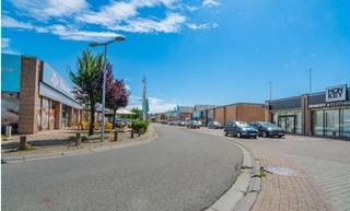Gelegen in het hart van een retailpark langs de Maas in Andenne en met een optimale commerciële...