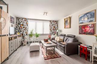 <p>Instapklare woning met tuin in een rustige straat in Lebbeke.</p>

<p>Deze verzorgde woning uit 2014 combineert comfortabel wonen met een praktische indeling en een rustige ligging in eenrichtingsstraat. Dankzij de onmiddellijke instapklaarheid is dit een ideale starterswoning voor wie zonder zorgen wil verhuizen. De ruime oprit zorgt voor vlot parkeren zonder parkeerstress, terwijl de groene omgeving uitnodigt tot wandelen en ontspannen. Bovendien bevindt de woning zich dichtbij openbaar vervoer, het treinstation, winkels en andere voorzieningen. De gezellige tuin van 130 m² en het terras maken het geheel extra aantrekkelijk.</p>

<p>Belangrijkste ruimtes:<br />• Inkomhal met praktische toegang tot de leefruimtes<br />• Lichtrijke woonkamer (26 m²) met zicht op de tuin<br />• Volledig ingebouwde keuken (8 m²) uitgerust met inductiekookplaat, oven, koelkast, vaatwasser en ingemaakte kasten<br />• Berging voor extra stockage en wasruimte<br />• Apart toilet<br />• Badkamer (4 m²) met douche, enkele lavabo en ingemaakte kasten<br />• 2 slaapkamers waarvan één van 12 m²<br />• Terras (5 m²) aansluitend op de tuin<br />• Tuin van 130 m² met groen uitzicht</p>

<p>Troeven:<br />• Instapklare starterswoning met verzorgde afwerking<br />• Ruime oprit met comfortabele parkeermogelijkheden<br />• Rustige ligging in een groene omgeving nabij voorzieningen en wandelmogelijkheden</p>

<p>Neem vandaag nog contact op met je ERA-makelaar voor een bezoek. JOUW DROOMHUIS. ZO GEVONDEN!</p>