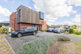 Zeer interessant en<strong> multifunctioneel gebouw </strong>met <strong>verhuurd bovenliggend appartement</strong>, kwalitatieve afwerking en uitzonderlijk energiezuinig karakter.<br />Op een welgelegen en bijzonder zichtbare locatie langs de Lokerse Baan in Belsele vinden we dit <strong>eigentijdse kantoorgebouw</strong> met bovenliggend,<br />momenteel <strong>verhuurd 2 slaapkamer appartement </strong>en <strong>4 autostaanplaatsen</strong>.<br />Een bijzonder veelzijdig eigendom dat professionele uitstraling, wooncomfort, energiezuinigheid en investeringspotentieel op een mooie manier combineert.<br />Het gebouw werd opgericht in <strong>2017</strong> en valt onmiddellijk op door zijn moderne, strakke maar tegelijk speelse en warme architectuur.<br />De kwalitatieve materialen, het uitgekiende maatwerk en de hedendaagse technieken zorgen voor een aangename en representatieve omgeving,<br />zowel voor professioneel gebruik als voor bewoning.<br />Bij het betreden van het pand wordt meteen de praktische indeling duidelijk.<br />Op het gelijkvloers bevindt zich een aparte inkom voor de handels-/kantoorruimte en het bovenliggende appartement,<br />waardoor beide functies <strong>onafhankelijk van elkaar </strong>kunnen functioneren.<br />Dit maakt het eigendom bijzonder interessant voor wie <strong>wonen en werken </strong>wil combineren, maar evengoed voor een investeerder of ondernemer die op zoek is naar een multifunctioneel pand.<br />Een absolute troef is de <strong>volledig onderkelderde verdieping</strong>. Dankzij de aanwezigheid van lichtstraat met daglicht is deze ruimte veel meer dan een klassieke kelder en leent ze zich uitstekend voor tal van doeleinden.<br />Afhankelijk van de activiteit kan deze polyvalente oppervlakte dienstdoen als extra werkruimte, vergaderruimte, showroom, opslag, archief, praktijkruimte, hobbyruimte of andere ondersteunende functie. <br /><br />Ook op energetisch vlak onderscheidt dit pand zich. Met een <strong>E-peil 50</strong> beschikt het gebouw over een zeer gunstig energetisch profiel. Dit is mede te danken aan de goed geïsoleerde gebouwschil, de aanwezigheid van zonnepanelen en de toepassing van een <strong>geothermische warmtepomp</strong>. Deze duurzame installatie staat in voor zowel vloerverwarming als vloerkoeling, waardoor het gebouw het hele jaar door een aangenaam binnenklimaat biedt met een efficiënte energiehuishouding.<br /><br />Het bovenliggende appartement vormt bovendien een interessante aanvullende troef. Het is momenteel verhuurd aan € 900 per maand, inclusief kosten,<br />waardoor het pand naast zijn functionele en commerciële mogelijkheden ook meteen een actuele huuropbrengst genereert.<br /><br /><strong>Interessante combinatie van werken, wonen en investeren</strong><br />Een uitzonderlijk veelzijdig en kwalitatief eigendom voor ondernemers, vrije beroepers, investeerders of wie op zoek is naar een combinatie van professionele ruimte en residentieel rendement. De combinatie van de zichtlocatie, de polyvalente indeling, de kwalitatieve afwerking en de duurzame technieken maakt van dit pand een eigendom met een bijzonder breed gebruikspotentieel.<br /><br />Kortom aarzel niet om een afspraak te maken voor een bezoek via vastgoed@claves.be of het nummer 03/5029874
