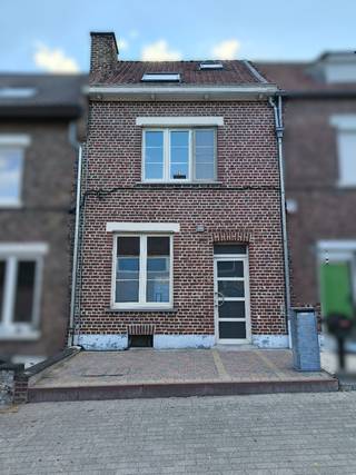 Instapklare woning met 3 slaapkamers, garage en zonnepanelen in centrum Tienen<br /><br />Op zoek naar een instapklare woning op een centrale en praktische ligging? Deze verzorgde woning in het centrum van Tienen combineert comfort met een uitstekende bereikbaarheid.<br /><br />De woning beschikt over 3 slaapkamers en een ruime living met aangename leefruimte. De volledig geïnstalleerde keuken is uitgerust met een gasfornuis, oven en ingebouwde microgolfoven.<br /><br />Verder is er een badkamer met douche, een apart toilet op het gelijkvloers en een extra ruimte die naar wens kan worden ingericht als dressing of berging.<br /><br />De woning beschikt over 8 zonnepanelen en heeft een EPC-score B, wat een mooie troef is op het vlak van energiezuinigheid.<br /><br />Een grote troef is de centrale ligging. Op wandelafstand bevinden zich scholen, het gemeentehuis, banken, supermarkten en de wekelijkse markt. Alles wat je dagelijks nodig hebt, bevindt zich dus vlakbij.<br /><br />Mobiliteit is ook een plus punt. Het station ligt op minder dan 2km, met goede regelmatige verbindingen. Een bushalte ligt op 200m. Neem je liever de wagen dan kan je de E40 nemen dat op 4.7km ligt.<br /><br />De woning beschikt bovendien over een aparte garage, een terras, een tweede terras achter de garage en een bescheiden tuin.<br /><br />Troeven op een rij:<br /><br />- Instapklare woning<br />- 3 slaapkamers<br />- Ruime living<br />- Volledig geïnstalleerde keuken<br />- Gasfornuis, oven en ingebouwde microgolfoven<br />- Badkamer met douche<br />- WC op het gelijkvloers<br />- Extra ruimte als dressing of berging<br />- 8 zonnepanelen<br />- EPC-score B<br />- Aparte garage<br />- 2 terrassen<br />- Bescheiden tuin<br />- Zeer centrale ligging in Tienen<br />- Scholen, winkels, banken, gemeentehuis en markt op wandelafstand<br /><br />Een ideale woning voor wie comfortabel, energiezuinig en centraal wil wonen in Tienen.