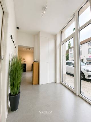 Lichtrijke kantoorruimte te huur in centrum Roeselare. Kan ook perfect dienst doen als praktijk of handelsruimte (kiné, schoonheidssalon, ... ) <br /><br /><u><strong>INDELING:</strong></u><br /><em><u>Gelijkvloers:</u></em><br />Mooie inkomhal met uitstraling - lichtrijke open ruimte (44m²) -  groot raam aan de straatkant - berging met apart toilet met afzuiging en lavabo.  <br /><br /><u><strong>AFWERKING:</strong></u><br />Gepolierde betonvloer - gepleisterde en geschilderde wanden - rolgordijn op maat. <br /><br /><u><strong>NUTSVOORZIENINGEN: </strong></u><br />Elektriciteit (aparte teller) - CV via airco warm/koud (gestuurd door warmtepomp) - draadloos internet/telefonie - stadswater, kraan in inkomhal. goed geïsoleerd - rookdetector.<br /><br /><strong><u>LIGGING:</u> </strong><br />- Centrale ligging aan de Sint-Michielskerk in Roeselare<br />- Op wandelafstand van de Grote Markt en winkelstraten van Roeselare<br />- Op 2km van R32 Ring rond Roeselare.<br />- Op 750m van station Roeselare.<br /><br /><u><em>* Opmerkingen:</em></u><br />- Onroerende voorheffing inbegrepen.<br />- De naastgelegen ruimte van ± 40m² kan worden bijgehuurd. <br />- Gesloten bebouwing en warmtepomp (lage energiefactuur)<br />- Onze referentie op <strong>www.centro.be</strong>: <strong>O0108-R</strong> of via <strong>050 70 01 02</strong> of <strong>0490 11 91 11</strong>