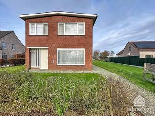 PLUSPUNTEN:+ perceeloppervlakte: 736 m²+ bewoonbare oppervlakte: 181 m² + 3 slaapkamers+ renovatiekans met veel potentieel+ rustige ligging+ groene...