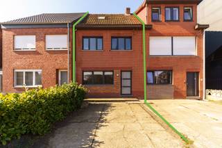 <p>Deze instapklare woning is gunstig gelegen in Mol-Donk, op fietsafstand van het centrum van Mol en met een vlotte verbinding naar omliggende gemeenten en gehuchten. Dankzij diverse recente renovatiewerken zoals de vernieuwing van de elektriciteit, nieuwe ramen en deuren en extra isolatie geniet de woning van extra comfort en energiezuinigheid met epc label C met score 211.</p><p><strong>Gelijkvloers</strong></p><p>Via de inkomhal betreden we de woning, die uitgeeft op een aangename open leefruimte van meer dan 33 m² waar zithoek en eetplaats mooi in elkaar overlopen. Aansluitend bevindt zich de volledig ingerichte keuken. Verschillende toestellen, waaronder de inbouwkoelkast en vaatwasser, werden recent vernieuwd. Vanuit de keuken is er toegang tot een kelder van ca. 9 m², ideaal als extra bergruimte. Verder is er op het gelijkvloers een badkamer met douche, wastafel en toilet. Daarnaast is er een praktische berging die perfect dienst kan doen als wasruimte of extra opslag. Vanuit de leefruimte heb je toegang tot de tuin, waar je kan genieten van een aangename buitenruimte.</p><p><strong>Verdiep 1</strong><br />Op de eerste verdieping bevinden zich drie slaapkamers van verschillende groottes, ideaal voor een gezin of om één van de kamers in te richten als bureau of hobbyruimte. De centrale nachthal zorgt voor een vlotte verbinding tussen alle ruimtes.</p><p><strong>Verdiep 2</strong><br />De tweede verdieping biedt een zeer ruime kamer van meer dan 25 m². Deze ruimte kan perfect dienen als master bedroom of als polyvalente ruimte.</p><p><strong>Buitenruimte</strong><br />Vooraan de woning zijn er twee autostaanplaatsen voorzien. Een extra troef is dat de achterzijde van het perceel ook bereikbaar is via de naastliggende straat, waar zich een bijkomende garage bevindt.</p><p>De volledig afgesloten tuin biedt tal van mogelijkheden om een gezellige buitenruimte te creëren, bovendien is er aan de keuken een overdekt terras.</p><p><strong>Kenmerken</strong><br />✅ Volledig instapklaar - elektriciteit conform<br />✅ 4 slaapkamers<br />✅ Vernieuwde keuken en badkamer<br />✅ EPC C - 211<br />✅ Tuin met aangename buitenruimte en extra garage</p><p>Deze woning in Mol biedt een praktische indeling en veel potentieel. Dankzij de vier slaapkamers, ruime leefruimte en de tuin is dit een interessante gezinswoning op een rustige en vlot bereikbare locatie.</p>