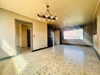 Wervik - Ruime woning met 4 slaapkamers en ruime garage op 400m² te koop.Bestaande uit:Inkom, toilet, woonkamer, keuken, veranda en ruime garage (1,5...