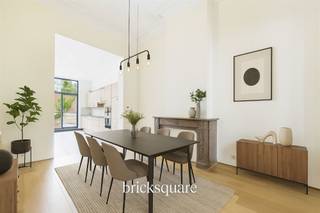 Located just a stone's throw from the European institutions, between Place Flagey, Place Jourdan and Place Saint-Boniface, this bright, functional apartment is on the 1st floor and entresol of a 19th-century maison de Maître, completely renovated in 2010. It combines old-world charm with today's standards of comfort.With a floor area of 103 m² and a ceiling height of 4 meters, this property offers spacious accommodation. At the front, a spacious living room opens onto a small balcony. A central room, adorned with period moldings and marble fireplaces, provides a versatile and welcoming space. The semi-open, fully-equipped kitchen features a large bay window, bringing light and calm. A discreet laundry room completes the ensemble.The night space is accessed by an oak staircase and includes a full bathroom (bath, walk-in shower, washbasin, WC) as well as a bedroom or study at the rear and an integrated dressing room.The property is part of a small co-ownership of three lots, with low charges. It benefits from compliant electricity, EPC C- certification and quality renovation.Available immediately. An opportunity for those looking for a property with character, in a quiet, central and sought-after area.📞 For more information, contact BrickSquare on 02/315.25.13🌐 www.bricksquare.be