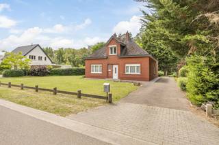 <p>In het groene Engsbergen vinden we deze goed onderhouden woning van 1961 terug op een prachtig perceel van maar liefst 22 are. Een eigendom met tal van mogelijkheden voor wie op zoek is naar ruimte, rust en een uitstekende ligging in een residentiële omgeving. <br /><br />Met een bewoonbare oppervlakte van 196 m² biedt de woning heel wat potentieel. Op het gelijkvloers bevinden zich twee slaapkamers terwijl de verdieping plaats biedt aan een derde slaapkamer. Daarnaast kunnen de twee zolderruimtes verder worden afgewerkt tot extra slaapkamers, hobbyruimtes of een thuisbureau. De living, keuken, bijkeuken en grote veranda bieden samen een royale leefruimte om naar eigen smaak in te delen en te renoveren.<br /><br />Een belangrijk voordeel is dat de woning beschikt over een EPC-label D waardoor de renovatieverplichting niet van toepassing is. Bovendien is de elektrische installatie conform. Als toekomstige eigenaar kunt u de woning dus onmiddellijk betrekken zonder verplicht te investeren op korte termijn. Dit biedt niet alleen financiële zekerheid maar ook de vrijheid om eventuele renovatie-, verfraaiings- of moderniseringswerken volledig volgens eigen planning en budget uit te voeren.<br /><br />Eén van de grootste troeven van deze eigendom is het uitzonderlijke perceel. De volledig zuidgerichte tuin met een eigen bosgedeelte zorgt voor een unieke woonbeleving in het groen. Dus ook voor wie op zoek is naar een mooi stuk grond om een nieuwe droomwoning te realiseren is dit een unieke kans.<br /><br />De ligging is bijzonder aantrekkelijk voor liefhebbers van natuur en recreatie. Natuurgebieden zoals <span><span>Gerhagen</span></span>, <span><span>Asdonk-Dassenaerde</span></span> en <span><span>Averbode Bos & Heide</span></span> bevinden zich vlakbij. Daarnaast zijn zowel het station van <span><span>Diest</span></span> als de autosnelwegen <span><span>E313</span></span> en <span><span>E314</span></span> vlot bereikbaar.<br /><br />Kortom, deze eigendom combineert het comfort van een ruime gezinswoning met het potentieel van een uitzonderlijk perceel op een gegeerde locatie. Een unieke opportuniteit voor wie op zoek is naar een woning met toekomst- of uitbreidingsmogelijkheden of een exclusieve bouwlocatie in een groene omgeving!<br /><br />Prinsenbos 49 — 3980 Tessenderlo<br /><br />Interesse? Contacteer ons voor meer informatie.<br /><br /><strong>We Invest Demervallei <br /></strong><em>Vastgoed Anders Bekeken<br /><br /></em></p>