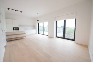 'Hèlen Park' is een nagelnieuw project met standing en uitstraling, gelegen op een belangrijke invalsweg te Waregem. <br /><br />Nieuwbouwappartement op de bovenverdieping (penthouse):<br />* 2-slaapkamerappartement (86m²) met terras van 18m², pal op het zuiden<br />* geen inkijk en zeer lichtrijk<br />* zeer kwalitatief afgewerkt: gezellige leefruimte met parketvloer en open, geïnstalleerde keuken <br />* badkamer voorzien van dubbele wastafel, inloopdouche en ligbad<br />* ruime berging/wasplaats en een afzonderlijk gastentoilet<br />* warmtepomp in combinatie met vloerverwarming, zeer energie zuinig.<br />* ventilatie TYPE D<br />* INCLUSIEF AUTOSTAANPLAATS<br /><br />Beschikbaarheid: onmiddellijk.<br />Syndickosten: €50/maand.<br /><br />Bereikbare ligging vlakbij station, centrum, ziekenhuis en supermarkten. <br />Voor meer info of een bezoek: immoroba.be