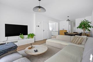Lichtrijk gerenoveerd gelijkvloers appartement met garage en tuin<br /><br />Dit appartement werd gerenoveerd ca. 2022 en is kwalitatief afgewerkt. Het bevindt zich in uitstekende staat en is volledig instapklaar.<br />Gelegen te Wilrijk na bij Oosterveld en de Elsdonk. Op wandelafstand van Middelheimpark, geniet u van een groene omgeving met alle voorzieningen en een vlotte bereikbaarheid.<br /><br />Algemeen:<br />- Bewoonbare oppervlakte: ca. 95m² + tuin ca. 65 m²<br />- Kwalitatieve afwerkingsgraad<br />- Optimale lichtinval<br />- 2 ruime slaapkamers waarvan een met uitzicht naar de tuin<br />- 1 kleinere slaapkamer, eventueel voor bureau/dressing<br />- Badkamer met douche en modern wasmeubel<br />- Garagebox met mogelijkheid tot elektrische laden<br />- Gemeenschappelijke kosten: ca. 30€/maand provisie (elek. gem.delen, tuin)<br /><br />Technische kenmerken/renovaties:<br />- Renovatiejaar ca. 2022<br />- Condenserende ketel<br />- Keuken met SIEMENS toestellen<br />- Parketvloeren <br />- EPC C: 239 kWh/m²jaar<br /><br />Indeling (ca. 95m²):<br />- Ruime leefruimte<br />- Leefkeuken met alle voorzieningen<br />- Moderne badkamer met inloopdouche, dubbele wasmeubel en toilet<br />- Berging/wasplaats<br />- 2 slaapkamers met uitzicht op de tuin, of mogelijkheid tot bureauruimte/dressing<br />- Toegang naar de tuin; de tuin is volledig omheind en heeft een privatieve zijingang<br /><br />Onmiddellijke omgeving:<br />- Vlakbij Middelheim en Elsdonk<br />- Zeer vlotte bereikbaarheid naar Antwerpen en Brussel (A12)<br />- Scholen, winkels, openbaar vervoer op fiets- en wandelafstand<br />- Nabij centrum van Wilrijk en Edegem
