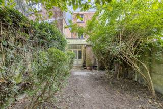 <p><span>Dit multifunctioneel eigendom is door IMMO-TIME in GEEN TIJD verkocht. Wilt u ook in GEEN TIJD succes boeken? Contacteer ons dan voor een vrijblijvende waardebepaling of spring gerust binnen op ons kantoor op de Vismarkt te Leuven voor een eerste kennismaking zodat wij met veel enthousiasme onze werkwijze en onze interessante voorwaarden aan u kunnen voorstellen. Bij IMMO-TIME staan tijd en service immers centraal. Tijd voor u en met aandacht van uw wensen.</span></p><p><span>Midden in het bruisende handelscentrum van Mortsel, vlakbij het openbaar vervoer, scholen, winkels en met de perfecte verbinding naar Brussel en Antwerpen toe, zijn wij verheugd dit multifunctioneel eigendom met veel visibiliteit op een perceel van 120 m² te koop aan te bieden.<br />Deze volledig te renoveren woning met als bouwjaar 1930 heeft een nuttige bewoonbare oppervlakte van 136 m².<br />Deze handelswoning beschikt over een gevelbreedte van 5,5 m en heeft een perceelsdiepte van 26,5 m. <br />Bovendien , na het verkrijgen van een positieve omgevingsvergunning, bestaat de mogelijkheid, na afbraak van de huidige woning, om een kleinschalige meergezinswoning te realiseren. Op het gelijkvloers zou een polyvalente ruimte met een netto-bewoonbare oppervlakte van 65 m², op de eerste en tweede verdieping telkens een 1slaapkamer appartement met een netto-bewoonbare oppervlakte van 60 m² gerealiseerd kunnen worden.<br />Verder beschikt deze woning over een leuke stadstuin met veel privacy.<br />Bovendien bestaat de mogelijkheid om 1 garagebox aan te kopen in de onmiddellijk omgeving.<br />Kortom, dit multifunctioneel eigendom met karaktervolle voorgevel op een topligging is zeker uw aandacht waard. Voor snelle beslissers.</span></p><p><span> </span></p>