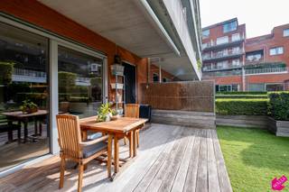 Prachtig nieuwbouwappartement met terras gelegen in een rustige zijstraat van de Scheldekaaien. Topligging! <br /><br />Beschikbaar vanaf 01 mei.<br /><br />Indeling: <br />inkomhal met apart toilet en berging, ingemaakte vestiairekast. Lichte leefruimte met moderne open keuken die volledig is uitgerust met kwalitatieve toestellen ( koelkast, oven, dampkap, vaatwasser, elektrisch kookvuur), ruim terras van 10m², badkamer met inloopdouche en dubbel lavabomeubel, twee slaapkamers (16m² en 10m²). <br />De handige ondergrondse garagebox voor 2 wagens dient erbij gehuurd te worden aan 200 euro per maand. <br /><br />Bijzonderheden: <br />Alle verbruik met eigen meters. <br />Maandelijkse kosten: 165 euro voor de gemeenschappelijke delen.<br />Grijp uw kans voor deze mooie woonst en contacteer ons !