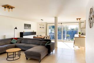 Dit lichtrijke appartement bevindt zich op een uitstekende locatie, vlakbij winkels, openbaar vervoer, scholen en belangrijke invalswegen. Dankzij...