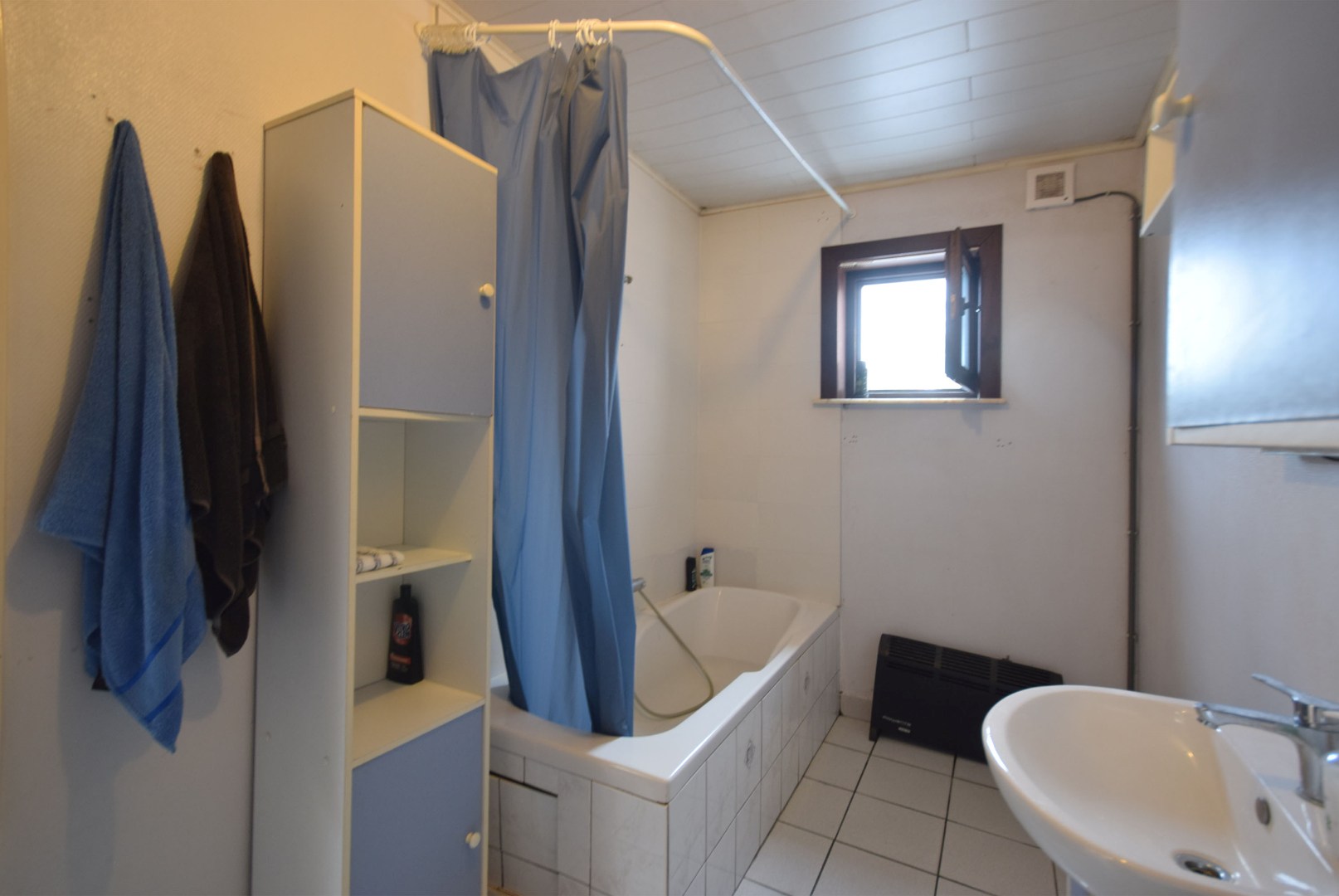 Instapklare rijwoning met ruime tuin en twee slaapkamers te Roeselare - foto 5