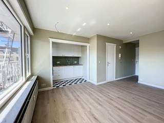 Op een gegeerde toplocatie in de bruisende Gentse binnenstad, in de sfeervolle Savaanstraat, bevindt zich deze instapklare studio. Wie kiest voor deze eigendom, kiest voor het ultieme stadscomfort: winkels, openbaar vervoer en kwalitatieve horeca bevinden zich letterlijk op wandelafstand van uw voordeur.<br /><br />De studio kent een praktische en doordachte indeling waarin elke vierkante meter optimaal benut wordt. Bij het betreden van de woning komt u binnen via de overzichtelijke inkomhal met vestiaire. De lichtrijke leefruimte vormt het hart van de studio en beschikt over een geïntegreerde open keuken. Vanuit de leefruimte heeft u bovendien toegang tot een aangenaam terras, een absolute meerwaarde in de stad.<br /><br />De verzorgde badkamer is compleet uitgerust met een lavabomeubel, douche, toilet én een handige aansluiting voor een wasmachine. Dankzij de uitstekende onderhoudsstaat en de beschikbaarheid vanaf 01/11/2026 is dit de ideale uitvalsbasis voor een zorgeloos stadsleven.<br /><br />Indeling van de studio<br /><br />Inkomhal met vestiaire – leefruimte met open keuken – terras – badkamer (lavabo, douche, toilet & wasmachine-aansluiting)<br /><br />Praktische info<br /><br />Beschikbaarheid: Vanaf 01/11/2026<br /><br />Basishuurprijs: 750,00 EUR<br /><br />Algemene kosten: 115,00 EUR / maand (maandelijks voorschot omvattende het onderhoud van de gemene delen evenals een provisie op het privatief verbruik van water en verwarming)