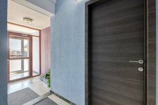 Ontdek dit aangename gelijkvloerse appartement, ideaal gelegen aan de Kouterbaan 150 te Denderleeuw. Dankzij de centrale ligging geniet u van een uitstekende bereikbaarheid en bevindt u zich op korte afstand van winkels, scholen, openbaar vervoer en tal van andere dagelijkse voorzieningen. Bovendien zorgen de vlotte verbindingen naar Aalst, Ninove, Brussel en de belangrijkste invalswegen ervoor dat dit appartement een ideale uitvalsbasis vormt voor zowel eigen bewoning als investering.<br /><br />Met een praktische indeling en een comfortabele woonoppervlakte is dit appartement perfect geschikt voor alleenstaanden, koppels of investeerders die op zoek zijn naar een interessante opportuniteit.<br /><br />Via de inkomhal, voorzien van een afzonderlijk gastentoilet, bereikt u de aangename leefruimte die geniet van veel natuurlijk licht. Aansluitend bevindt zich de keuken, die praktisch is ingericht en alle mogelijkheden biedt om volledig naar eigen smaak verder af te werken.<br /><br />Verder beschikt het appartement over een comfortabele slaapkamer en een badkamer, waardoor alle ruimtes zich op één niveau bevinden en een optimaal wooncomfort bieden.<br /><br />Een belangrijke troef van dit appartement is het toekomstgerichte karakter op vlak van energie. Er werd reeds een EPC-simulatie uitgevoerd waaruit blijkt dat, mits de installatie van een monoblock warmtepomp, het appartement naar verwachting een EPC-label C kan behalen. Dit biedt de toekomstige eigenaar een mooie opportuniteit om de energieprestatie aanzienlijk te verbeteren zonder ingrijpende renovatiewerken.<br /><br />Daarnaast bestaat de mogelijkheid om een garage van 16 m² aan te kopen voor € 20.000, ideaal voor het veilig stallen van een wagen of als extra bergruimte.<br /><br />Dankzij de uitstekende ligging, de praktische indeling, de mogelijkheid om de energieprestatie te verbeteren én de onmiddellijke huuropbrengst vormt dit appartement een uitstekende opportuniteit voor zowel starters als investeerders. Het appartement is momenteel verhuurd aan €625 per maand en realiseert, inclusief de garage, reeds een netto rendement van ongeveer 3,83%. Een interessante investering met onmiddellijk rendement én toekomstig meerwaardepotentieel.<br />Bent u op zoek naar een verzorgd gelijkvloers appartement met veel potentieel op een uitstekende locatie in Denderleeuw? Dan is dit eigendom zeker een bezoek waard.<br /><br />📞 Contacteer ons vandaag nog voor meer informatie of een bezoek ter plaatse.<br /><br />📧 dilbeek@weinvest.be<br />📱 0497 248 251<br /><br />Stedenbouwkundige inlichtingen in aanvraag.