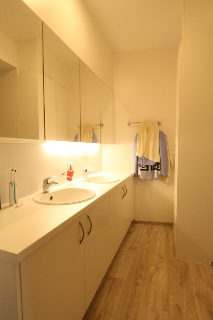 Lichtrijk duplex appartement in gerenoveerde burgerwoning - foto 5