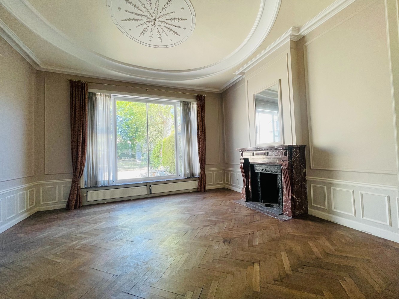 Brugge  Aan de SINT-ANNAREI , Unieke , EXCLUSIEVE SALONS/ KANTOORUIMTES (+- 160m²) in een HERENHUIS vooraan met  zicht op de Sint-Annarei, achteraan zicht op een grote gemeenschappelijke tuin met oude bomen.  Parkingplaats. - foto 5