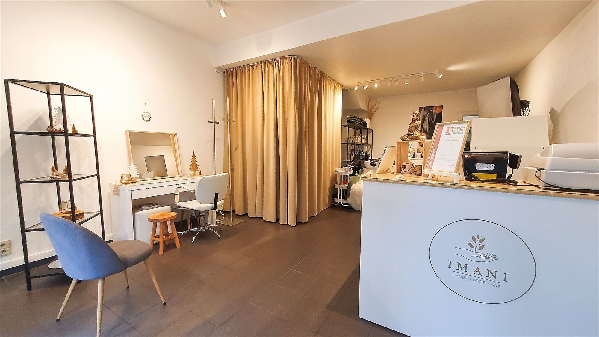 Retail space with apartment - photo 2