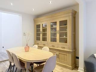 Située dans la rue Schippersstraat 9, au cœur d'Ostende, cette maison mitoyenne prête à emménager est à louer.La maison bénéficie d'un emplacement central, à quelques pas des commerces, des restaurants et des transports en commun, et offre une expérience de vie agréable grâce à son aménagement bien pensé.DispositionRez-de-chaussée- hall d'entrée- Espace de vie- cuisine ouverte avec appareils électroménagers1er étage- chambre 1- salle de bain avec lavabo, toilettes, douche à l'italienne- buanderie/autre2e étage- chambre 2- espace mansardé/chambre supplémentaireSupplémentaire- sous-solVous êtes intéressé par cette propriété à louer à Ostende ? Rendez-vous sur le site www.dewaele.com, cliquez sur le bien que vous souhaitez louer. À l'aide du bouton rouge « demandez votre visite », nous vous demandons de remplir brièvement un profil. Ensuite, nous vous contacterons pour une visite. Les rendez-vous ne peuvent pas être pris par téléphone.