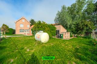 Deze ruime woning biedt een praktische indeling en vormt een geschikte basis voor wie op zoek is naar een comfortabele gezinswoning met voldoende binnen- en buitenruimte. Dankzij de instapklare staat kan de woning zonder grote werken betrokken worden.<br /><br />Bij het betreden van de woning komt u in de inkomhal, die toegang geeft tot de verschillende leefruimtes. De leefruimte geniet van een aangename lichtinval en biedt voldoende plaats voor een zit- en eetgedeelte. Aansluitend bevindt zich de keuken, die functioneel is ingericht en in verbinding staat met de rest van de woning.<br /><br />De woning beschikt over vijf volwaardige slaapkamers, wat ze geschikt maakt voor grotere gezinnen, thuiswerk of het inrichten van hobby- of logeerruimtes. De eerste badkamer boven is centraal gelegen en praktisch ingericht.<br /><br />Buiten bevindt zich een perceel van 586 m², met voldoende ruimte voor tuin, terras of andere buitenactiviteiten. De tuin biedt mogelijkheden voor verdere inrichting naar eigen smaak.<br /><br />De ligging langs de Ieperse Steenweg zorgt voor een vlotte bereikbaarheid en een goede verbinding naar het centrum van Veurne en omliggende gemeenten. In de nabije omgeving bevinden zich diverse voorzieningen zoals winkels, scholen en openbaar vervoer.<br /><br />Kortom, een ruime en instapklare woning met vijf slaapkamers en een aangenaam perceel, gelegen op een bereikbare locatie in Veurne.<br /><br />Voor meer informatie of een bezoek kunt u contact opnemen via inti@immofrancois.be of 0499 74 89 74. <br /><br />