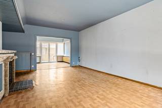 Ruime, te vernieuwen woning met 4 slaapkamers in centrum Schoten.  Inkomhal, woonkamer met toegang naar koer met westoriëntatie, keuken, apart toilet en badkamer.  Op de verdieping: 3 slaapkamers en badkamer.  Vaste trap naar 2de verdieping: ruime 4de kamer in L-vorm, met eventueel de mogelijkheid om 5de slaapkamer te maken.  Volgende zaken werden vernieuwd: ramen dd. 2020, cv condensatieketel, dak geïsoleerd 10cm.  Extra's: Kelderberging.  Stedenbouwkundige informatie in aanvraag.