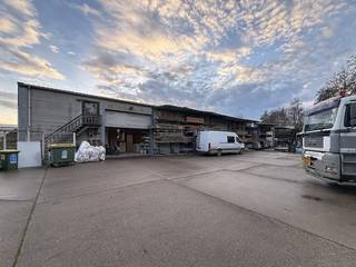 This warehouse for rent is located near the Ghent seaport and is easily accessible via the N9 and R4.Surfaces:- Warehouse: 226- Optional outdoor...