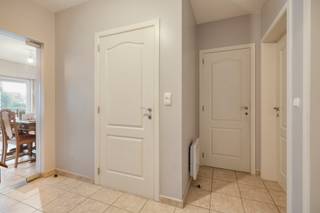 Lichtrijk appartement dat zich bevindt in een kleinschalig gebouw op de 1ste verdieping (geen lift). Het appartement bestaat uit een inkomhal, de leefruimte met halfopen keuken (alle toestellen aanwezig), een badkamer met bad en douche, een apart toilet en 2 volwaardige slaapkamers. Op het gelijkvloers is er een handige bergruimte met aansluiting voor was en droogmachine. De garage is optioneel aan te kopen aan €25.000 en geeft toegang tot een stukje privétuin. Het appartement is zeer rustig gelegen doch op wandelafstand van het centrum van Merchtem. Het appartement wordt momenteel verhuurd aan €810. Wenst u meer informatie of een bezoek? Stuur gerust een mail naar Louis@immoaccenta.be