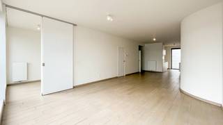 Dit appartement van ca 94 m² bevindt zich op de derde verdieping van de statige en residentie ‘Liberty’. Een knappe recente realisatie die meteen in het oog springt op het trendy Eilandje. Met de Schelde vlakbij en het Red Star Line Museum als overbuur is deze ligging zonder twijfel de ideale uitvalsbasis in de stad.<br />De ruime ‘doorzon’ leefruimte op parkettegel heeft een mooi lichtinval dankzij de grote en kamerhoge raampartijen. Aansluitend bevindt zich de open keuken. Deze is uitgerust met een werkblad in composietsteen en kwalitatieve keukentoestellen van Bosch: oven, kookplaat, vaatwasser en koelkast zijn netjes ingebouwd.<br />Grenzend aan de keuken, is het zuidgericht terras van ca 13 m² de ideale plaats om te genieten in alle rust.<br />De hoofdslaapkamer ligt eveneens aan de rustige achterzijde en is aangenaam ruim. De tweede slaapkamer kan perfect ingericht worden als logeerkamer, dressing of bureau.<br />Beide slaapkamers kunnen gebruikmaken van de stijlvolle badkamer met design lavabomeubel en ruim ligbad met regendouche.<br />Een apart toilet en een berging met aansluitingen voor wasmachine en droogkast vervolledigen het appartement.<br /><br />Een ondergrondse autostaanplaats is reeds begrepen in de huurprijs.<br />Gemeenschappelijke fietsenstalling is voorzien in het gebouw.<br /><br />Gemeenschappelijke lasten: 120 Euro per maand.<br />Alle nutsvoorzieningen (gas, water en elektriciteit) zijn privé op te nemen door de huurder.<br /><br />Beschikbaar vanaf 1 juli 2026.