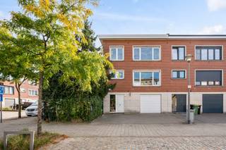 <p><strong>Aan de Verenigde Natieslaan 109 in Hoboken vindt u deze lichtrijke, halfopen bel-etage met drie slaapkamers, een inpandige garage en een L-vormige tuin. De woning werd op verschillende punten vernieuwd en biedt naast een praktische indeling ook zonnepanelen met thuisbatterij.</strong></p>
<p><strong>De ligging nabij de grens met Hemiksem combineert dagelijkse voorzieningen met groen en recreatie. Winkels, scholen en openbaar vervoer bevinden zich in de omgeving. Voor een wandeling kunt u terecht bij Fort 8, terwijl de sportvoorzieningen van Sorghvliedt verschillende mogelijkheden bieden om actief te ontspannen.</strong></p>
<p><span>Via de ruime inkomhal bereikt u op het gelijkvloers de garage en de afzonderlijke wasruimte. Achteraan bevindt zich de veranda met jacuzzi en stoomcabine. Van hieruit heeft u rechtstreeks toegang tot de L-vormige tuin, waar u buiten kunt eten of rustig genieten.</span></p>
<p><span>Op de eerste verdieping bevindt zich de leefruimte met een comfortabele zithoek en plaats voor een grote eettafel. De brede ramen vooraan en de grote glaspartijen achteraan zorgen voor veel natuurlijk licht. De vergunde achterbouw werd in 2017 gerealiseerd en geeft het woongedeelte extra ruimte.</span></p>
<p><span>De keuken werd eveneens in 2017 gerenoveerd en kreeg recent nieuwe fronten. Ze biedt zicht op de tuin en beschikt over airconditioning. Een brede hal en een apart toilet vervolledigen deze verdieping.</span></p>
<p><span>De tweede verdieping telt drie slaapkamers en de badkamer. De hoofdslaapkamer is voorzien van airconditioning. De kleinste slaapkamer is ook geschikt als bureau of dressing. De tegelvloeren op de onderste niveaus en het laminaat op de slaapverdieping zijn makkelijk te onderhouden.</span></p>
<p><span>Ook op technisch vlak werd in de woning geïnvesteerd. Er zijn 17 zonnepanelen en een thuisbatterij van 16 kWh. Daarnaast zijn de gevels voorzien van spouwisolatie en beschikt het dak over 16 cm isolatie. De verwarming werkt op gas. Achteraan zijn zonnescreens aanwezig; de ramen aan de voorzijde hebben handmatige rolluiken.</span></p>
<p><span>Naast de inpandige garage kunt u een bijkomende garagebox aankopen voor € 23.500. Op de oprit voor deze garagebox is eveneens plaats voor een wagen. Via de poort in de tuin heeft u rechtstreeks toegang tot de garagebox.</span></p>
<p><span>Bijzonderheden:</span></p>
<ul>
<li><span>Halfopen bel-etage nabij de grens met Hemiksem</span><span></span></li>
<li><span>Winkels, scholen, openbaar vervoer en recreatie in de omgeving</span></li>
<li><span>Vergunde achterbouw uit 2017</span></li>
<li><span>Keuken gerenoveerd in 2017, met recent vernieuwde fronten</span></li>
<li><span>Airconditioning in de keuken en hoofdslaapkamer</span></li>
<li><span>17 zonnepanelen en thuisbatterij van 16 kWh</span></li>
<li><span>Nieuwe deuren sinds 2020 op de eerste en tweede verdieping</span></li>
<li><span>Zonnescreens achteraan en handmatige rolluiken vooraan</span></li>
<li><span>Optionele garagebox met ruimte om ervoor te parkeren: € 23.500<br /></span></li>
<li><span>Uitstekend EPC: EPC B, 125 kWh/(m² jaar)</span></li>
</ul>
