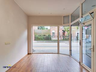 <p><strong>Winkelruimte te huur in centrum van Sint-Gillis.</strong> <br /><br />Gelegen in het <strong>bruisende hart van Sint-Gillis-bij-Dendermonde</strong>, vindt u deze<strong> veelzijdige en gebruiksvriendelijke commerciële ruimte</strong> van circa 70m². <br />Dankzij de <strong>efficiënte indeling</strong> is de ruimte <strong>eenvoudig an te passen aan uw specifieke noden</strong>, zo is deze ruimte <strong>geschikt voor diverse commerciële activiteiten</strong>. <br />Naast de <strong>hoofdruimte</strong> beschikt het pand nog over een<strong> bergruimte</strong> en een <strong>sanitaire voorziening</strong>.<br /><br />Extra troef: in de directe omgeving is er <strong>voldoende parkeergelegenheid</strong> voor klanten.<br /><br />Heeft u nood aan <strong>extra opslagcapaciteit</strong>? Dan is er -in overleg- een <strong>mogelijkheid tot het bij huren van een ruime garage</strong> voor slechts €100 per maand. <br /><br />De winkel is voorzien van een <strong>energiezuinige airconditioning</strong>. <br /><br />Wenst u bijkomende info en/of een bezoek? <br />Contacteer ons dan via verhuur@immotijl.be of 0473 84 46 14.</p>