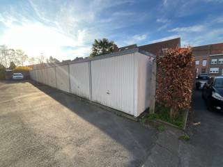 Twee droge garage boxen, Vraagprijs 20.000 € per garage. Doe een bod op beide garages samen! Zeer goede ligging. Goede investering.