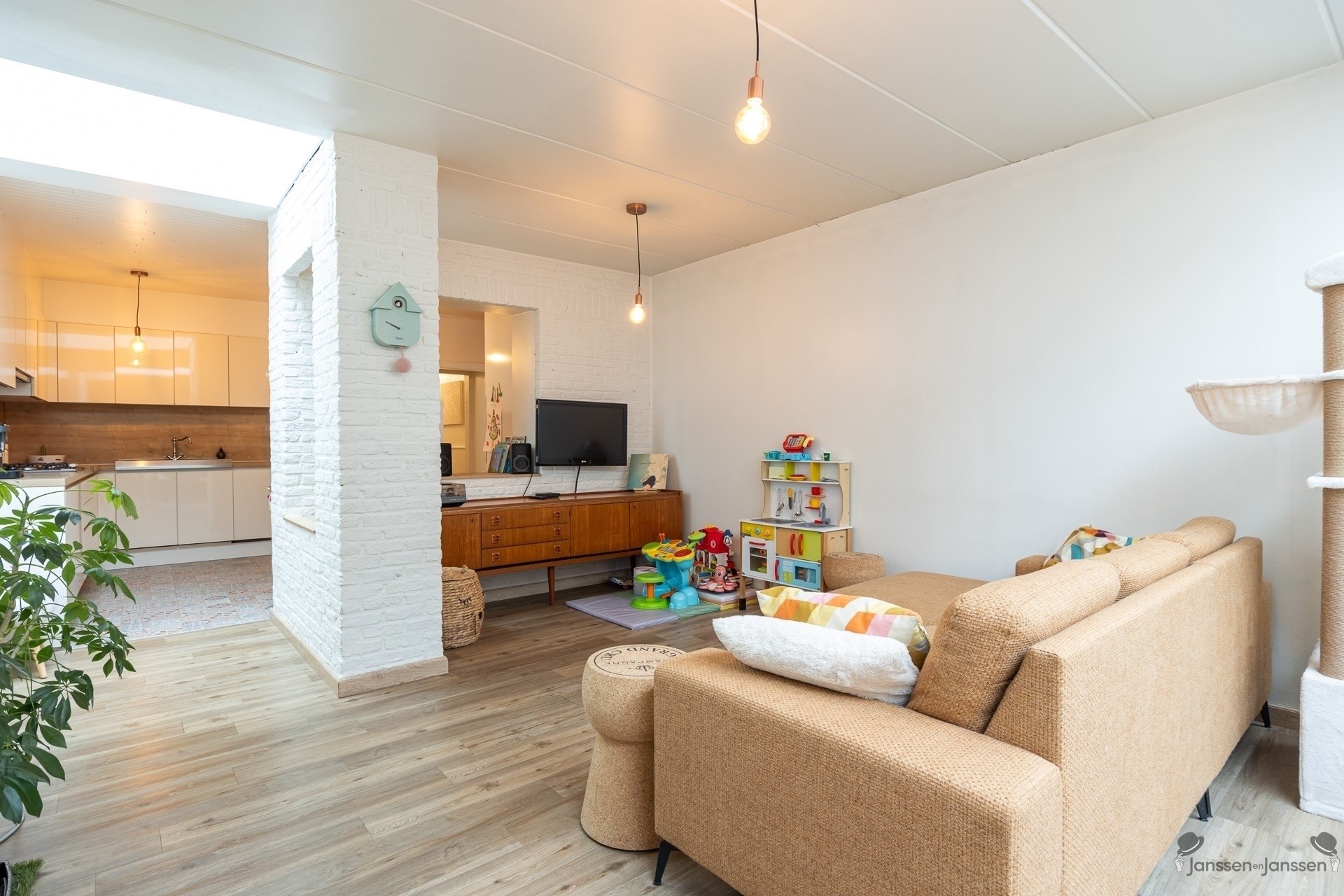 Volledig gerenoveerd herenhuis met 4 slaapkamers, terras,  zonnepanelen en EPC B - foto 2