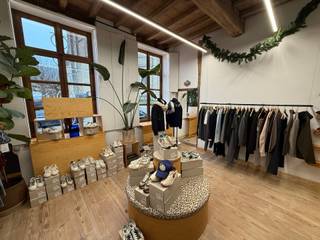 Op een zeer centrale ligging bevindt zich dit stijlvolle commerciële gelijkvloers, momenteel in gebruik als kledingwinkel. Dankzij de...