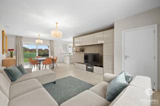 Volledig gemeubelde woning, ideaal voor kortetermijnverhuur tot 1 jaar!<br />Een langere huurperiode is eventueel mogelijk mits overleg met de eigenaar.<br /><br />Deze gezellige woning met 3 slaapkamers bevindt zich vlakbij het centrum van Veltem, een deelgemeente van Herent. <br /><br />Via de inkomhal met apart toilet kom je in de leefruimte met een open keuken waar je heerlijk kunt samenkomen. Vanuit de leefruimte is er een directe toegang tot de rustige tuin. De garage, die ook dienst doet als wasplaats, is bereikbaar via de keuken alsook via de inkomhal.<br /><br />Op de eerste verdieping vind je de drie slaapkamers, elk uitgerust met een bed en een kledingkast. De badkamer is voorzien van een bad, douche en dubbele wastafel en daarnaast is er nog een apart toilet. <br /><br />De zolder kan je helemaal naar wens gebruiken: als extra slaapkamer, bureauruimte of hobbykamer.<br /><br />Geniet van de buitenlucht in de gezellige tuin en op het terras.<br />De wagen kan je makkelijk parkeren op de oprit of in de garage. Verder is er ook reeds een laadpaal aanwezig. <br /><br />Maandelijkse kost van €50 als provisie voor het afval, enkel indien je deze niet op jouw eigen naam zou zetten. <br />Maandelijkse kost van €65 als forfait voor het internet. <br />Nutsvoorzieningen zijn privatief. <br /><br />Op wandelafstand liggen een winkel, school en halte voor bus en trein. Dankzij de centrale ligging ben je bovendien snel in Leuven en Brussel.