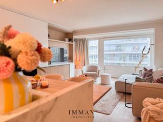 Bel appartement rénové, idéalement situé dans un endroit central avec toutes les commodités à portée de main. Grâce à son agencement bien pensé, ses finitions de qualité et sa lumière agréable, ce logement offre une combinaison parfaite entre fonctionnalité et luxe.<br /><br />L'appartement dispose d'un espace de vie spacieux avec une cheminée agréable, qui s'intègre parfaitement à la cuisine entièrement équipée. Il y a deux chambres à coucher, dont l'une donne accès à une terrasse privée à l'arrière. Les deux chambres sont équipées d'armoires encastrées pratiques. La salle de bains séparée est moderne et équipée d'une douche à l'italienne et d'un double lavabo. <br /><br />Un débarras au sous-sol est également inclus et il est possible d'acheter une place de parking dans une résidence voisine.<br />Renseignements urbanistiques et registre des mesures en cours de demande.<br /><br />N'hésitez pas à nous contacter pour plus d'informations au : tél. : 050 62 44 14 ou via knokke@immax.be
