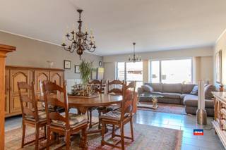 <p><span>HOBOKEN | RUIME, INSTAPKLARE GEZINSWONING MET DRIE SLAAPKAMERS, GROTE ZOLDER EN TUIN OP EEN TOTALE GRONDOPPERVLAKTE VAN 195m² | EPC B |</span></p><p><span>Indeling als volgt: gelijkvloers: voortuin - inkomhal met trap - gastentoilet - ruime woonkamer - geïnstalleerde keuken - terras - tuin met tuinhuis. </span></p><p><span>Eerste verdieping: overloop - badkamer met ligbad, dubbele lavabo met toilet - berging/technische unit - drie slaapkamers.</span></p><p><span>Zolder te bereiken met uittrekbare trap, geïsoleerd maar niet afgewerkt (mogelijk af te werken tot 1 of 2 extra slaapkamers). </span></p><p><span>Tuin achteraan te bereiken via achterliggende servitudeweg. </span></p><p><span>Deze woning is bijzonder rustig gelegen in een doodlopende straat van een gezellige woonwijk met veel jonge gezinnen en op wandelafstand van speeltuin, park en natuurgebied. </span></p><p><span>De dorpskern met openbaar vervoer, scholen en winkels ligt eveneens in de onmiddellijke omgeving. </span></p>