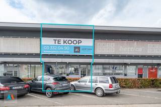 <p>Kantoorgebouw gelegen in de transportzone van Meer, op de grens met Nederland. Uitstekende logistieke ligging, nabij de op– en afrit E19 Antwerpen - Breda.<br /><br />Indeling: kelder met mobiele archiefkasten, kleine refter, toilet; gelijkvloers: grote kantoorruimte; verdieping: twee kantoorruimten, keukenblok en toilet.<br /><br />Het kantoor heeft een totale oppervlakte van 255 m² en leent zich voor diverse doeleinden. Voldoende parkeergelegenheid is voorzien.<br /><br /><em>Het uittreksel uit het maatregelenregister is in aanvraag.</em></p>