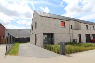 Nieuwbouw hoekwoning op slechts enkele minuten van het centrum van Poperinge en invalswegen.Alle voorzieningen liggen op een boogscheut van de...