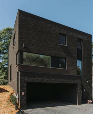 NIEUWBOUWWONING KIEZELSTRAAT LOT 4 TE BILZEN (HOESELT)<br /><br />Mooie bouwgrond voor een woning in half open bebouwing met een oppervlakte van 4a62ca. De bouwgrond is ideaal gelegen in een rustige omgeving. De tuin is zuidoost georiënteerd achteraan. De straatbreedte bedraagt 13m en de perceelsdiepte +/- 35m. <br /> <br />De voorgestelde moderne halfopen woning heeft een oppervlakte van 202m2 met carport voor 2 wagens. Er is een eet- en zithoek voorzien en een ruime keuken met berging. Boven zijn er alvast 3 slaapkamers waarvan eentje met dressing en een badkamer met bad en douche. Warmtepomp, vloerverwarming, zonnepanelen, ventilatie D+ zijn reeds voorzien.<br /><br />Alle keuzes i.v.m. de afwerking van de woning zijn naar wens bespreekbaar. Ook het ontwerp van de woning is slechts een voorstel en kan volledig met jou op maat uitgewerkt worden. Vanaf casco afwerking biedt de woning je alvast alle zekerheden en garanties en van daaruit kan je zorgeloos verder afwerken. Een volledig afgewerkte woning is natuurlijk ook mogelijk! <br /> <br />Dit project wordt aangeboden i.s.m Immo Vadis.<br />Meer info ? Bel bouwadviseur Luc op 011/450 280 voor een vrijblijvende afspraak.