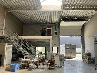 Cette nouvelle unité PME de 216 m², située le long de la Leuvensesteenweg à Kortenberg, est proposée à la location. Elle comprend un entrepôt de 180 m² et une mezzanine de 36 m².
Caractéristiques :
- Hauteur libre de 6 mètres
- Porte sectionnelle (4 m de large x 4,2 m de haut) + porte d'accès séparée
- Éclairage LED, sol en béton lissé et lanterneau avec évacuation de fumée et de chaleur
- Sanitaires présents
- Citerne d’eau de pluie de 3.000 litres par unité
- Contrôle d’accès par badge (Salto Homelok)
- Système d’alarme avec vidéosurveillance inclus
- 2 parkings extérieurs privés
Cette unité allie confort, sécurité et fonctionnalité – idéale pour les entrepreneurs à la recherche d’un espace de travail ou de stockage prêt à l’emploi.
Intéressé(e) ? N’hésitez pas à nous contacter pour une visite ou plus d’informations : 02.462.32.00