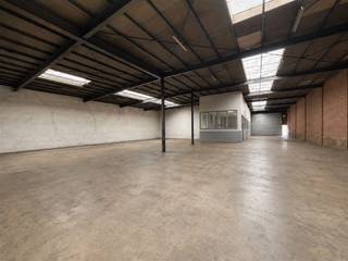 Deze opslagruimte van 1.310 m² combineert een ruime opslagcapaciteit met een uitstekende bereikbaarheid, op slechts enkele minuten van het centrum van Antwerpen, de Noorderlaan, de Ring en de haven.Het magazijn is ontworpen met het oog op een efficiënte logistieke werking en beschikt over drie afzonderlijke toegangen. Grote sectionaalpoorten aan zowel de IJzerlaan als de achterzijde zorgen voor een vlotte aan- en afvoer. Een bijkomende zij-ingang via de Driessnellenstraat biedt nog meer operationele flexibiliteit.Dankzij de open indeling is de ruimte geschikt voor opslag, distributie, groothandel, stadslogistiek of als centraal depot. Of je nu je activiteiten wilt uitbreiden of een goed bereikbare logistieke uitvalsbasis zoekt: dit magazijn biedt alle toegankelijkheid, flexibiliteit en functionaliteit voor een efficiënte bedrijfsvoering.