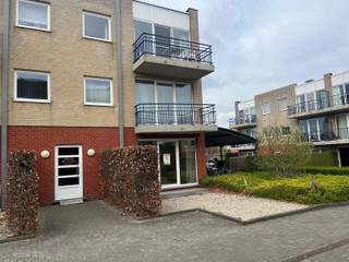 Dit lichtrijke, zuid-oost gerichte appartement gelegen op de begane grond bevindt zich in een centrale en toch zeer rustige omgeving te Gent.
Alle voorzieningen zijn in de directe omgeving aanwezig, waaronder de knooppunten van de snelwegen E40 en E17, het station Gent-Sint-Pieters, scholen, handelszaken, horeca, sportcentra en het Universitair Ziekenhuis Gent welke te voet bereikbaar is. Het bruisende stadscentrum is per fiets bereikbaar.
De woning, voorzien van zonnepanelen, bestaat uit een inkomhal, een apart toilet, een woonkamer met open keuken die toegang geeft tot het terras en de kleine tuin, een badkamer met ligbad en wastafel, een handige berging en 2 slaapkamers, waarvan één toegang geeft tot het achtertuintje. Voor extra comfort bevindt zich naast het gebouw een gemeenschappelijke fietsenstalling. Een parkeerplaats in de afgesloten ondergrondse garage, ter waarde van 17.000 euro, is in de prijs begrepen.
Geïnteresseerd? Neem dan snel contact met ons op via Affligem@immoaccenta.be of op 0475/63.70.09
