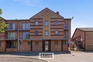 <p><span>STIJLVOL GELIJKVLOERS APPARTEMENT MET DRIE SLAAPKAMERS</span></p><p><span>Dit ruime gelijkvloers appartement te koop in Landen is gelegen aan het Bronplein, op een rustige locatie en toch op wandelafstand van het commerciële centrum, scholen en openbaar vervoer. Dankzij de centrale ligging vormt Landen een ideale uitvalsbasis naar omliggende steden zoals Sint-Truiden, Tienen en Hannuit. Ook de aansluiting op de E40 bevindt zich op slechts enkele minuten rijden.</span></p><p><span>Het appartement beschikt over een bijzondere bewoonbare oppervlakte van 140 m² en biedt veel wooncomfort. De lichtrijke leefruimte met open keuken zorgt voor een aangename woonbeleving en geeft toegang tot het zuidelijk gelegen terras, waar u in alle rust kan genieten van de buitenlucht. Verder zijn er drie slaapkamers, waarvan één met een praktische inloopdressing, een aparte berging en een functionele indeling die perfect aansluit bij hedendaags wonen.</span></p><p><span>Op kelderniveau beschikt het appartement nog over een private berging en een ruime garagebox, ideaal voor extra opslag of veilig parkeren. Dankzij de aanwezigheid van een lift zijn zowel het appartement als de kelderverdieping vlot toegankelijk. Op energetisch vlak scoort deze woning uitstekend met een EPC-label A. Het appartement wordt elektrisch verwarmd en beschikt eveneens over zonnepanelen, wat zorgt voor een energiezuinige en toekomstgerichte woonst.</span></p><h3><span>Troeven:</span></h3><ul><li><span>Rustige ligging aan het Bronplein</span></li><li><span>Op wandelafstand van centrum, winkels, scholen en openbaar vervoer</span></li><li><span>140 m² bewoonbare oppervlakte</span></li><li><span>3 slaapkamers waarvan één met inloopdressing</span></li><li><span>Zuidgericht terras</span></li><li><span>Private kelderberging en ruime garagebox</span></li><li><span>EPC A en zonnepanelen</span></li></ul><p><span> </span></p><p><span>Bent u op zoek naar een ruim, energiezuinig appartement in Landen met een uitstekende ligging en alle comfort op één niveau? Contacteer ons dan voor meer informatie of een bezoek ter plaatse via <span>info@canius.be</span></span><span> of telefonisch op 011 36 24 24.</span></p><p><span> </span></p><p><span>*De vermelde oppervlaktes zijn slechts een indicatie. Canius Real Estate kan niet verantwoordelijk gesteld worden voor de juistheid van de door zijn verstrekte gegevens.</span><span> </span></p>