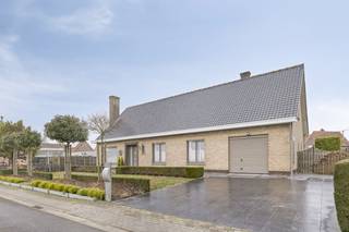 In het rustige, groene Woesten vind je deze alleenstaande woning op een ruim perceel van 978 m². De woning biedt veel licht, ruimte en comfort en...