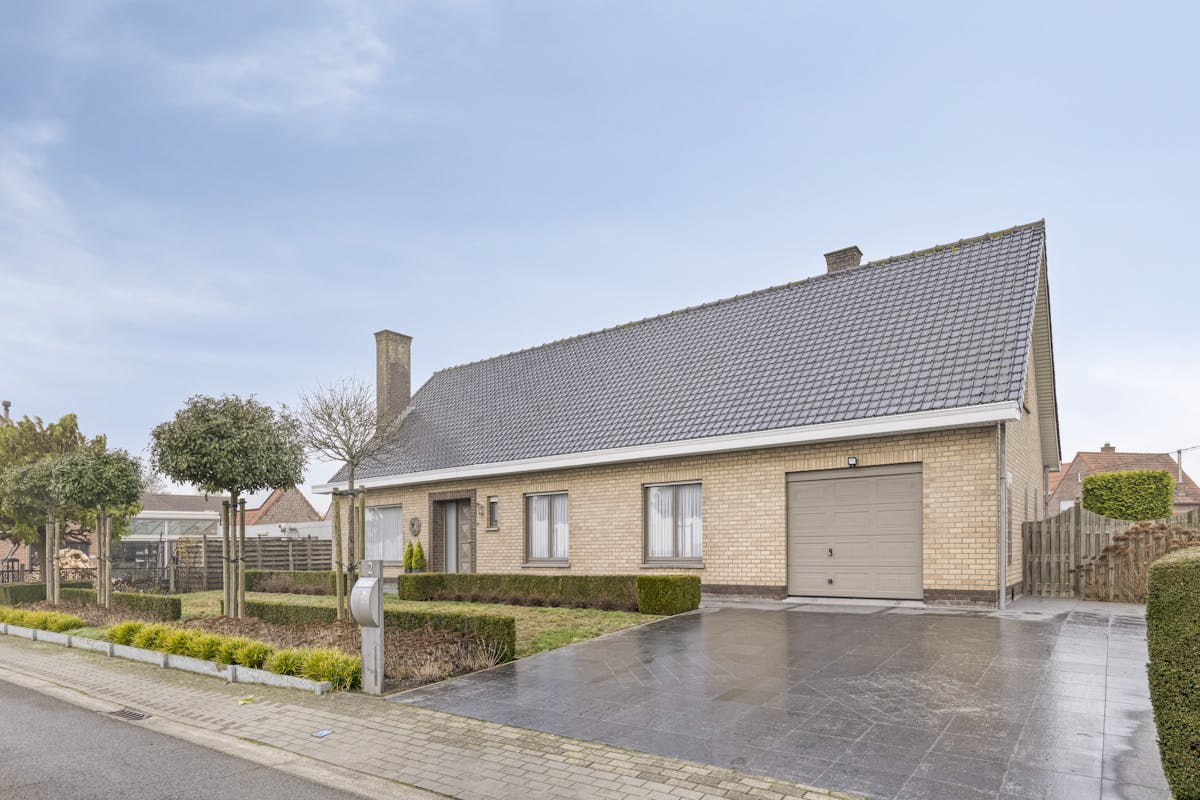 Alleenstaande bungalow met 3 slaapkamers, garage en tuin - foto 3