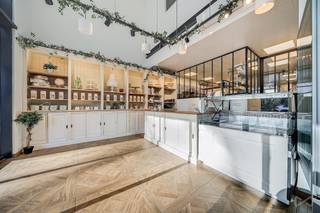 --- OVERIJSE ---- Woning met winkel, magazijn en kantoren – Strategische ligging aan de Brusselsesteenweg. Wij bieden u deze ruime woning aan...