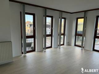 Om u kandidaat te stellen als huurder, verzoeken we via onderstaande link in te loggen, druk op de rode knop "Bezoek aanvragen" en vul uw huurprofiel zo volledig en correct mogelijk in. <br /><br />https://albert.immo/listing/7345930<br /><br />Ik contacteer jou dan via mail om een afspraak in te plannen.<br />Na het bezoek bij interesse in het appartement, krijg je een mail om je huurprofiel verder aan te vullen. <br />Ik stuur de profielen van de kandidaten naar de eigenaar en deze maakt een keuze. <br />Indien vragen contact opnemen via mail: <br />lieke@albert.immo<br />Bij Albert kom je thuis!<br /><br />In een centrale buurt gelegen appartement op de eerste verdieping. <br />Huurprijs : 925€/maand + 35€ vaste kosten per maand <br />Indeling: <br />* Inkomhal <br />* 2 slaapkamers:<br />- slpk 1: 12m2<br />- slpk 2: 10m2<br />* Badkamer: <br />- ligbad<br />- dubbele wastafel<br />- spiegel<br />- opbergkasten<br />* Ruime, lichtrijke woonkamer met eetkamer <br />* Terras<br />- toegankelijk vanuit de woonkamer met een schuifraam<br />- toegankelijk vanuit 1 slaapkamer<br /><br />* Keuken met een aparte berging/wasplaats, optie om daar een vaatmachine te plaatsen naast de wasmachine<br />* Keuken toestellen: <br />- gasfornuis + dampkap <br />- ijskast <br />* Optioneel een aparte garage achter het appartement, 75 euro p/m<br />* Bijzonderheden:<br />- Lift<br />- Er worden nog rolluiken voorzien