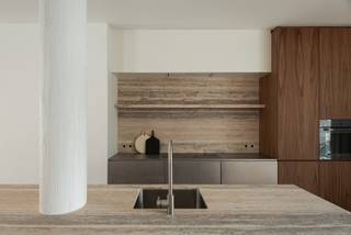 <p>Op één van de meest gegeerde locaties van het échte Antwerpse Zuid, met zicht op de statige Gedempte Zuiderdokken en het vernieuwde Zuidpark, bevindt zich dit uitzonderlijk designappartement op de eerste verdieping van een kleinschalig project. Een residentie voor wie bewust kiest voor rust, esthetiek en verfijnd wooncomfort.</p>
<p>Achter een charmante gevel ontvouwt zich een totaalconcept, volledig ontworpen en tot in de puntjes afgewerkt. Hier geen compromissen, maar een doordachte samenhang van hoogwaardige materialen, maatwerk en tijdloze elegantie. Elk element werd zorgvuldig geselecteerd en perfect op elkaar afgestemd, waardoor een warme en serene woonbeleving ontstaat.</p>
<p>De leefruimte geniet van een overvloed aan natuurlijk licht en vloeit harmonieus samen met een stijlvol ingericht interieur waar comfort en esthetiek elkaar versterken. Aansluitend bevindt zich de ruime keuken, uitgerust met inbouwtoestellen van topkwaliteit en ontworpen als een volwaardige leefkeuken die uitnodigt tot samen koken en genieten. Het gezellige terras biedt een aangename buitenplek waar u in alle rust kan ontspannen.</p>
<p>Het appartement beschikt over twee volwaardige slaapkamers, elk ontworpen als een private suite met een eigen dressing en een ensuite badkamer.</p>
<p>Als kers op de taart beschikt het appartement over een bijhorende ondergrondse parkeerplaats, die het dagelijkse comfort extra verhoogt. Optioneel kan bovendien een tweede parkeerplaats worden aangekocht.</p>
<p>Bent u geïnteresseerd in deze parel aan het mooiste park van 't Stad?<br />Contacteer LISTED vandaag nog: +32 3 283 51 51.</p>